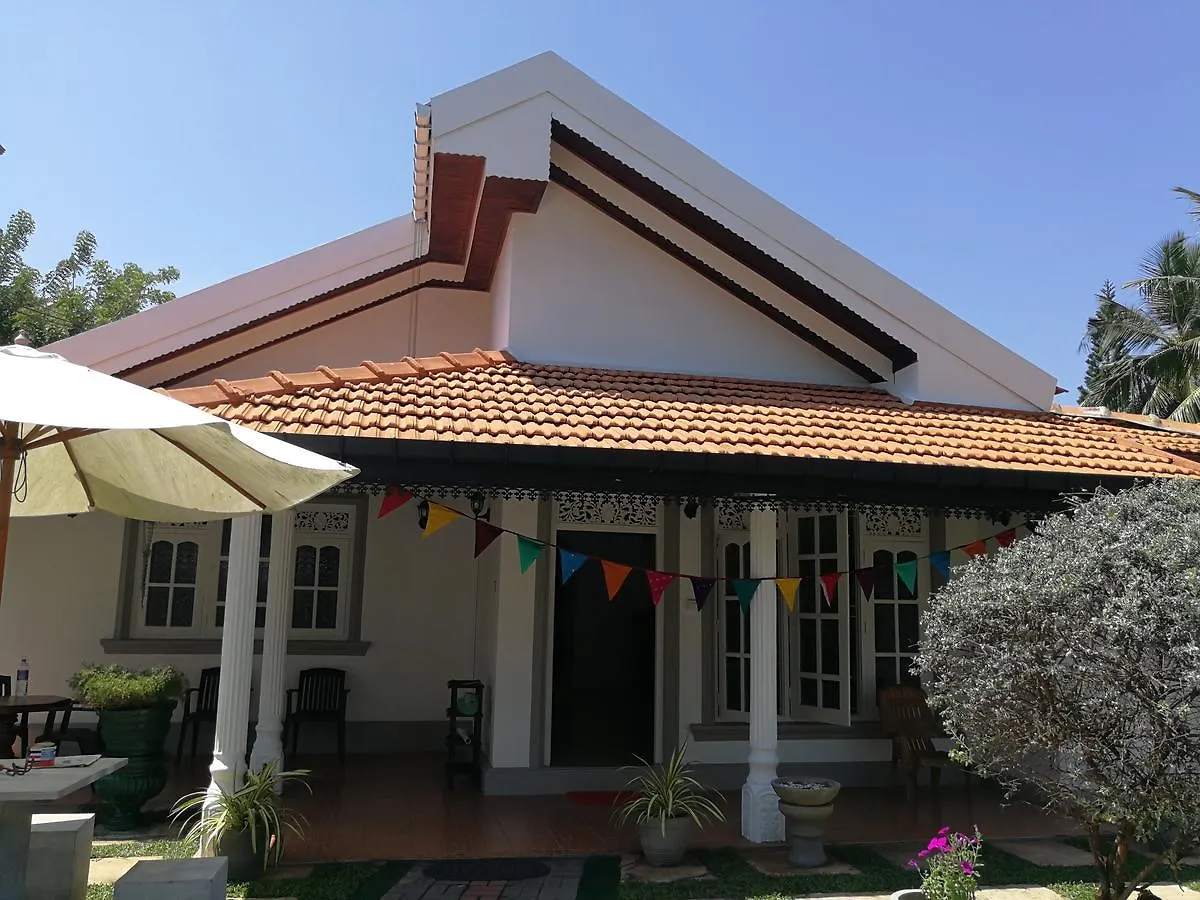 Yoho Escape Negombo Hotel 2*,