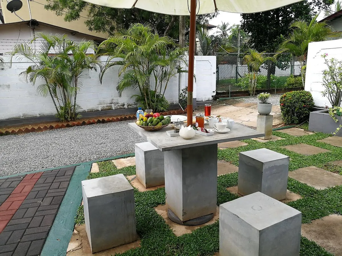 Yoho Escape Negombo Hotel Gasthuis